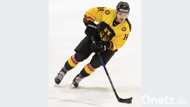 Deutschland schlägt Norwegen 4:0Tim Brunnhuber im Nationaltrikot: Der 19-Jährige hat mit der deutschen U20-Eishockey-Auswahlmannschaft die B-Weltmeisterschaft gewonnen. Der Stürmer des DEL2-Vereins Ravensburg Towerstars hat das Eishockeyspielen beim 1. EV Weiden gelernt. Bild: Benedikt Siegert