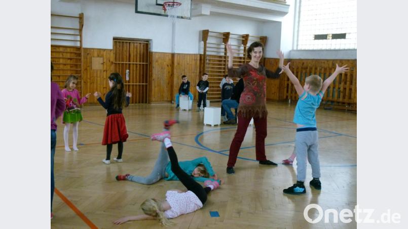 Schulleiterin Lucie Straková motivierte die Schüler zu synchronen Bewegungen. Bild: rn