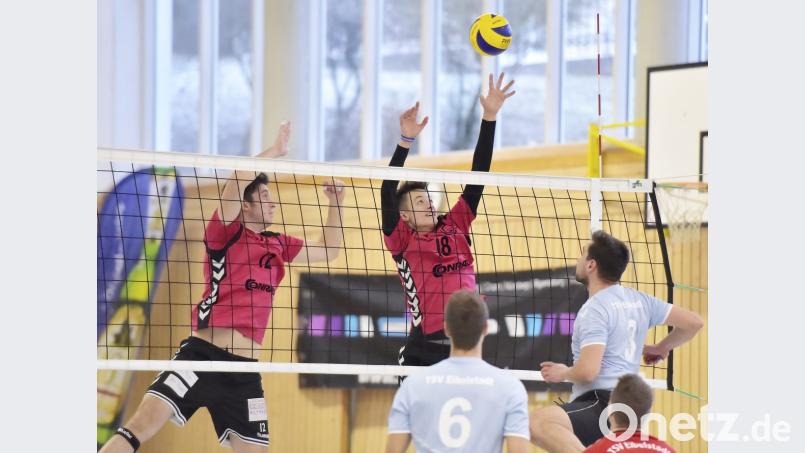 Der Amberger Zweierblock mit Wenzel Huber (links) und Julian Zoll bei einem Angriff des TSV Eibelstadt II. Der VC Amberg gewann sein Heimspiel mit 3:1 und hat nun sechs Punkte Vorsprung auf die Verfolger. Bild: Hubert Ziegler