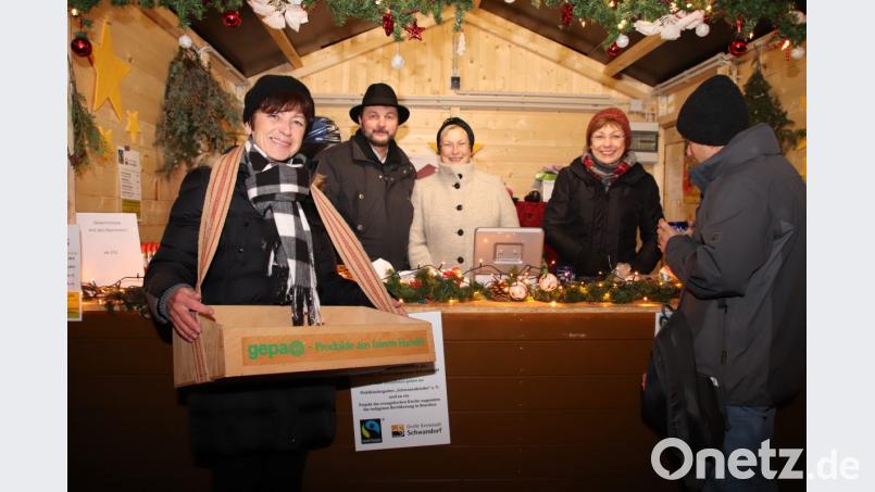 Bürgermeisterin Ulrike Roidl (links) verkauft auf dem Weihnachtsmarkt Lose für den guten Zweck. Bild: exb