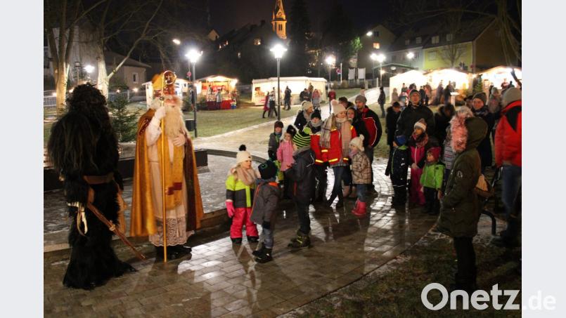 Auch der Nikolaus schaute vorbei und beschenkte die Kinder. Bild: ckl