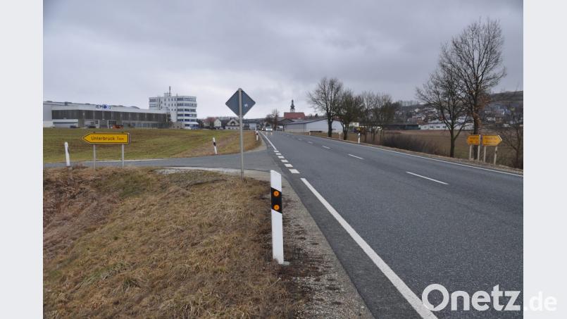 Bei der Einmündung von der Staatsstraße 2665 in die Gemeindeverbindungsstraße nach Unterbruck gehen die Kastler auf Kollisionskurs mit dem Staatlichen Bauamt Amberg-Sulzbach. Sie halten an einer Linksabbiegespur fest und lehnen die Vorschläge der Behörde ab. Bild: ak