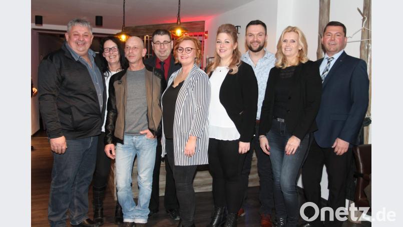 Lena Federl (Fünfte von links) und Sabrina Wittmann (rechts daneben) freuen sich mit ihren Ehrengästen. Bild: pi