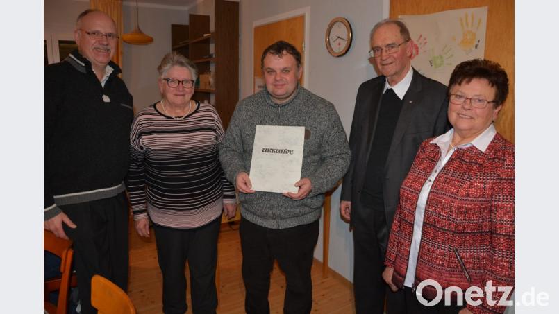 Kaplan Dr. Matthias Nowotny (Mitte) ist neuer Präses der KAB Steinmühle. Mit im Bild (von links) Norbert Häckl und Renate Ziegler sowie (von rechts) Helga Haberkorn und Pater Helmut Stadermann. Bild: jr