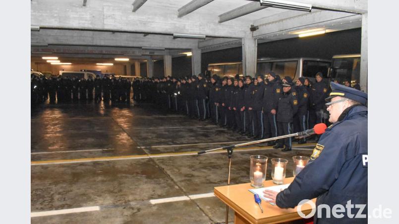 Außenstellenleiter Helmar Termer richtete seine Weihnachtsgrüße an die im Karree angetretenen Beschäftigten. Bild: exb