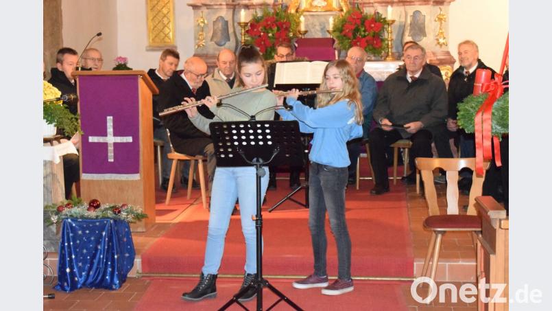 Chiara und Laura Spieß (von links) tragen auf ihren Querflöten das Lied &quot;We wish you a merry Christmas&quot; vor. Bild: wku