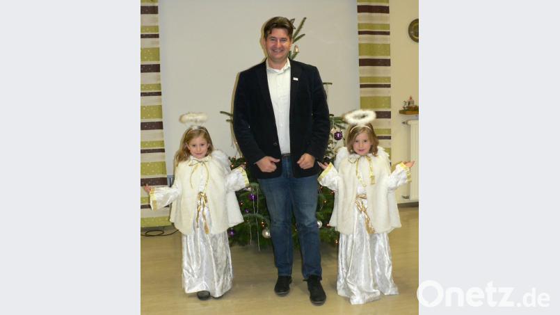 Kreisgeschäftsführer Sandro Galitzdörfer war von den beiden Engelchen Lea und Mia sehr angetan. Die beiden Fünfjährigen verzauberten alle Gäste. Bild: lep