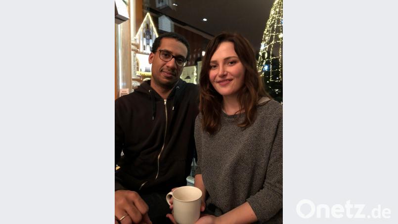 &quot;Schau dir das an, das sieht doch super aus!&quot;. Verena und Phillip Fitzgerald genießen die Weihnachtsstimmung in Amberg und freuen sich wieder hier zu leben. Bild: cim