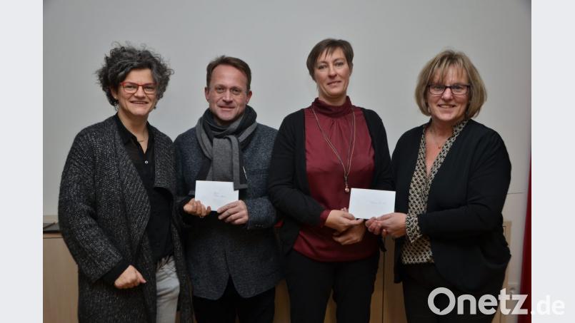 Die neuen Frauenbundvorsitzenden Katrin Poschenrieder (links) und Edeltraud Götz (rechts) übergeben an Dekan Alexander Hösl und Claudia Kraus vom Walter-Siegert-Caritasheim Spenden. Bild: dob