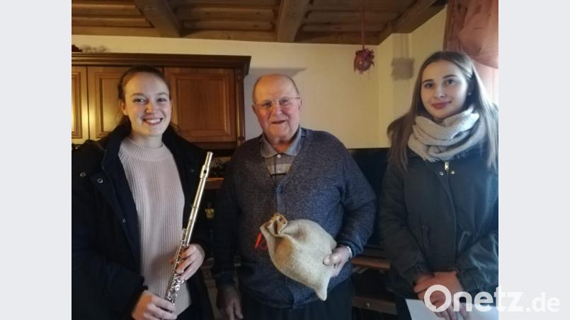 Kolpingmitglied Josef Bierl freute sich über den Besuch von Miriam Höcherl (links) und Miriam Bayer. Bild: exb