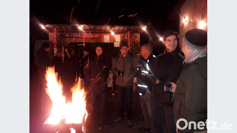 Jung und Alt waren zur Sonnwendfeier gekommen. Hier wärmen sich einige der Besucher an einer von drei Feuerstellen auf. Bild: rdh