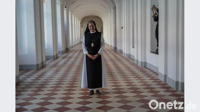 Äbtissin Laetitia Fech im Kreuzgang Bild: gld