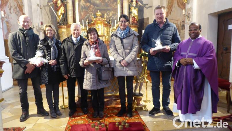 Die Ehejubilare (von links) Petra und Willibald Donhauser (25 Jahre), Marianne und Josef Fruth (50 Jahre) sowie Marianne und Johann Gebhard (30 Jahre) mit Pfarrer Moses Gudapati. Bild: jow