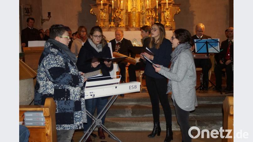 &quot;Spekugössilus&quot;, vier Sängerinnen aus Vohenstrauß, der Leitung von Katharina Portner bereicherten das Adventssingen mit modernen und schwungvollen Adventsliedern. Bild: slh