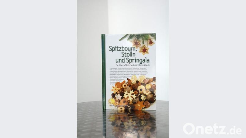 Ein besonderer Erfolg war der Verkauf des Backbuches „Spitzbuam, Stolln und Springala“ des Buch- und Kunstverlags Oberpfalz. Von jedem verkauften Buch haben Oberpfalz-Medien als Spende einen Euro erhalten – und diesen der „Lichtblicke“-Aktion zugeführt. Bild: Gabi Schönberger