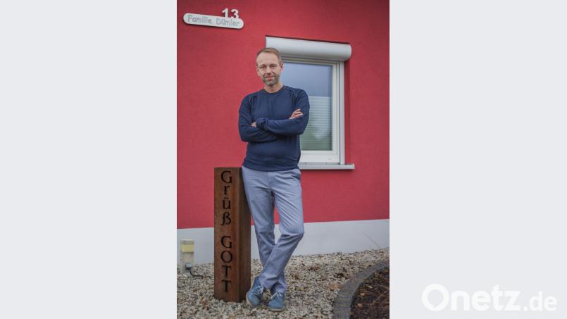 Jürgen Dümler vor dem Zuhause der Familie in Fuchsmühl: &quot;Ein Eigenheim ist in der Oberpfalz viel erschwinglicher als in Wiesbaden&quot;. Bild: noe