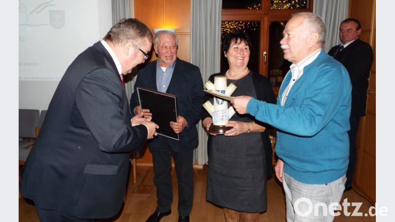 Bei der Übergabe des "Kulturschnoittlings" (von links): Bürgermeister Josef Reindl, Heinz Steinkohl, Ingrid Müller und Jürgen Hartmann. Bild: e