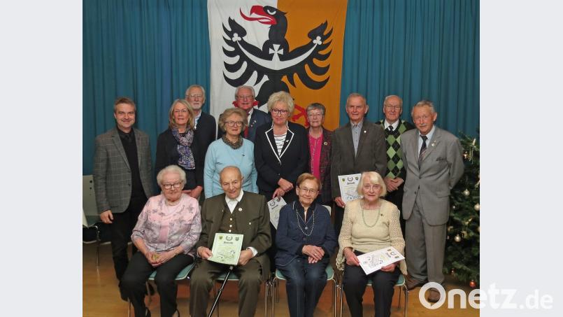 Die Auszeichnung langjähriger Mitglieder stand im Mittelpunkt der „Schlesischen Weihnacht“. Hans Grabs (sitzend, Zweiter von links) ist 65 Jahre Mitglied. Mit ihren 100 Jahren ist Annemarie Ziegler (rechts daneben) noch aktives Mitglied. Die Weihnachtsgedanken spricht erstmals Stadtpfarrer Markus Schmid (links). Bild: Dobmeier