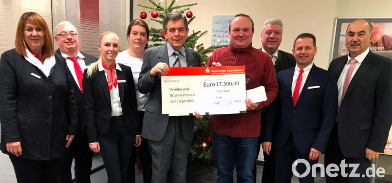 Edith Kulisch, Ulrich Höcker, Magdalena Simon und Therese Heufling (von links) freuten sich in der Flosser Sparkasse, dass Pfarrer Max Früchtl und Wolfgang Bock (Bildmitte) stellvertretend den Spendenscheck der Vereinigten Sparkassen mit 17.300 Euro entgegennehmen durften. Die Vorstände Josef Pflaum und Gerhard Hösl (von rechts) stellten die Wichtigkeit der Lebensqualität vor Ort heraus, wozu die Sparkasse beitragen wolle. Bürgermeister Günter Stich (dritter von rechts) wusste diese Unterstützung besonders zu würdigen. Bild: mef
