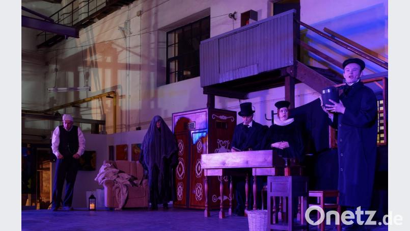 Im Angesicht des Todes wird Ebenezer Scrooge klar, was er im Leben bisher falsch gemacht hat. Bild: tr