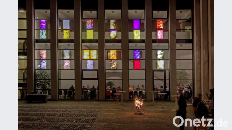 Ein „gläserner Adventskalender“ schmückt das klostereigene Gästehaus St. Joseph. Bild: tr