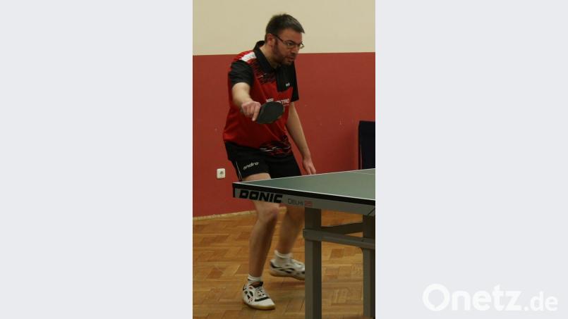 Tobias Flierl von den Herren II war im Spiel gegen Wackersdorf nicht zu bezwingen. Mit zwei Einzelsiegen und einem Doppelerfolg steuerte er drei Punkte zum 9:2-Erfolg bei. Bild: tob
