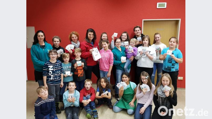 Viele schön verzierte Geschenkanhänger überreichte das Jugendrotkreuz Erbendorf mit den Gruppenleiterinnen Monika Stahl (Siebte von rechts stehend) und Tanja Heider (links) an die BRK-Pflegedienstleitung Tanja Weiß (Siebte von links stehend), sowie Teamleitung Steinwald Heidi Ohnemüller (Fünfte von links stehend) der Ambulanten Pflege des Kreisverbandes Tirschenreuth im BRK. Bild: exb