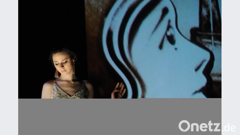 Irina Titova, die „Queen of Sand“, entführt ihr Publikum
live und frei nach Jules Verne „In 80 Bildern um die Welt“. Bild: Semmel Concerts Entertainment GmbH