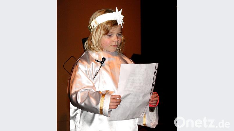 Das Christkindl Leni eröffnet mit einem Gedicht. Bild: zer