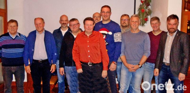 Sie gründen die neue Eisstöckabteilung (von links): Klaus Horn, Bürgermeister Michael Bauer, Andreas Fichtner, Albert Koller, Karl Heinz Ströbert, Christian Müller, Johann Hilburger, Helmuth Jarczak, Mario Hönig, Stephan Schieder und Josef Schiesl. Bild: zer