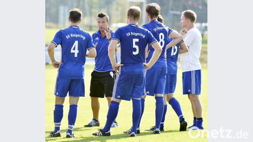 Trainer Martin Kratzer gibt seinen Spielern Anweisungen: Beim Oberpfalz-Medien-Cup traut Kratzer seiner Mannschaft einiges zu. Bild: zg