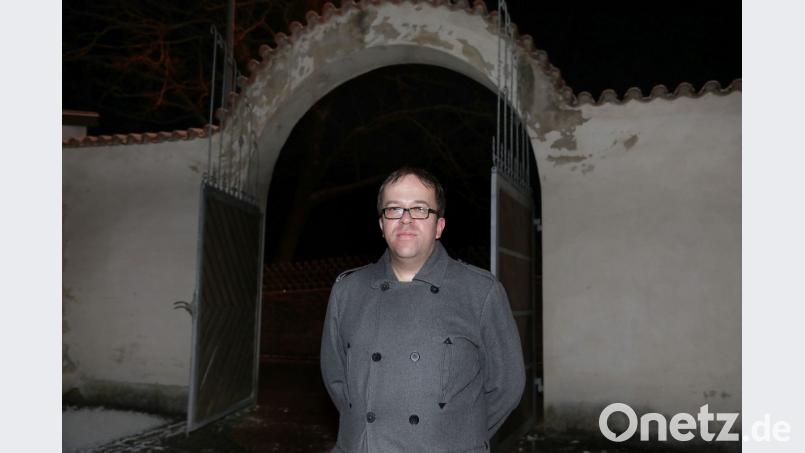 Pfarrer Johannes Kiefmann vor dem Tor des Vilsecker Pfarrhofs. Die Aufnahme entstand am Rosenmontag, als er gegenüber Medienvertretern beschrieb, wo er am Tag vorher Opfer eines Überfalls geworden war. Wolfgang Steinbacher
