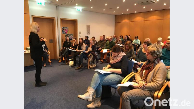Die Referentin Dorothea Rau-Lembke gibt ihren Zuhörern wichtige Tipps für den Umgang mit traumatisierten Geflüchteten. Bild: Christina Gerl/Stadt Amberg