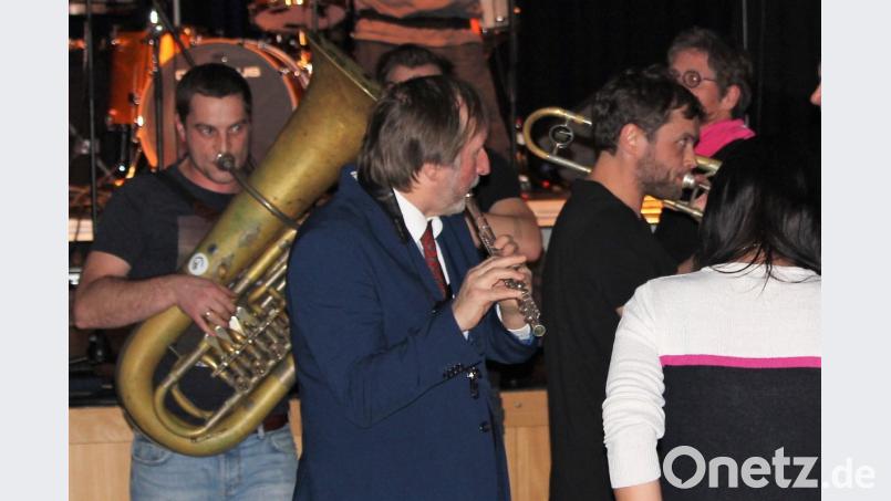 Auf Augenhöhe mit dem Publikum: Monobo Son überrascht während ihres Konzertes immer wieder. Bild: Dagmar Williamson