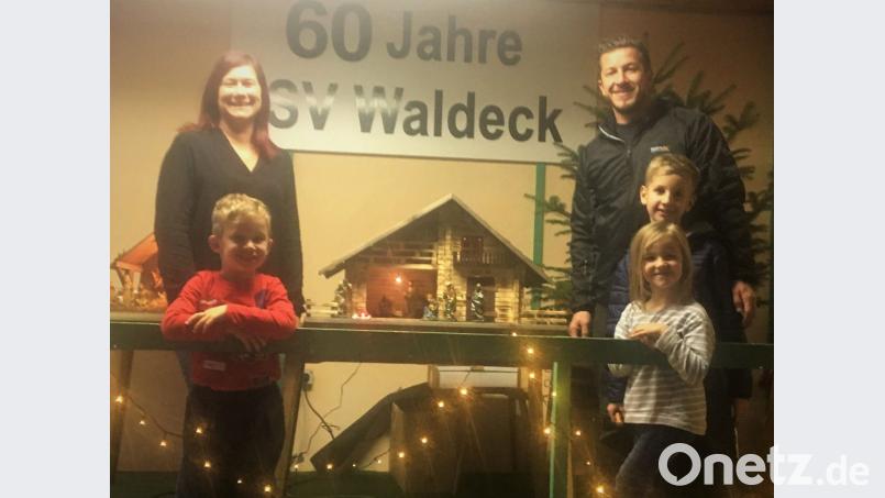Kinder als Glücksfeen ziehen Sabine Kade als Gewinnerin der Weihnachtskrippe. Fördervereinsvorsitzender Stefan Kuchenreuther (hinten von links) gratuliert zum Preis. Bild: hl