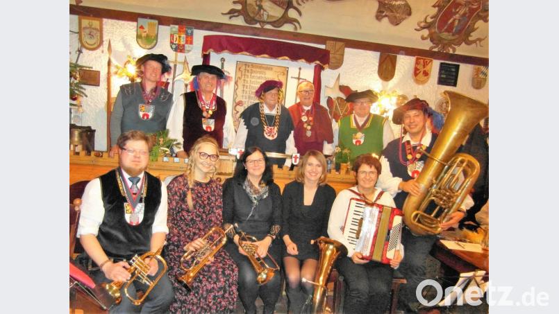 Die Burgmusika (vorne) um Großmeister Werner von Podewils (Ponnath, rechts) erfreut mit ihren Liedern nicht nur (hinten von links) Florian von Rosenburg (Frank), Wolf vom Seegrund (Sebastian Wolf), Lancelot du Lac und Prior Knappe Friederich (Pfarrer Sven Grillmeier). Bild: hl