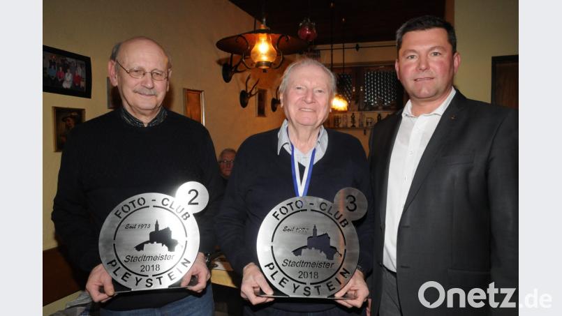 Max Striegl (links) belegt mit seinem Bild &quot;Morgennebel&quot; Platz 2 bei der Stadtmeisterschaft, Franz Schaller (Mitte) kommt mit einem Bild der Stadt aus luftiger Höhe auf den dritten Platz. Bürgermeister Rainer Rewitzer überreicht die erstmals ausgelobten Preise. Bild: bey
