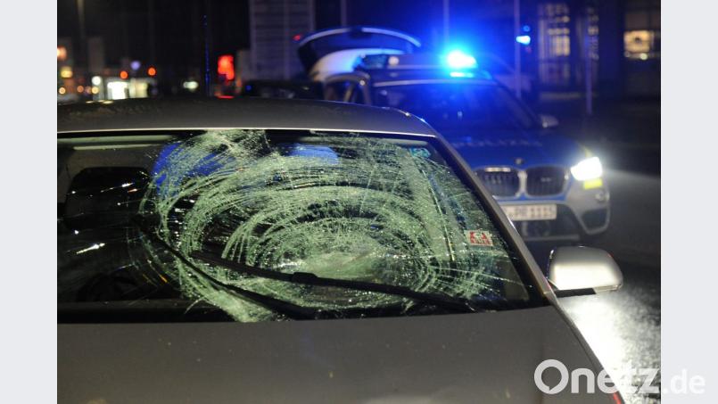 In die Windschutzscheibe des VW Polo prallte der Fußgänger, der auf der Regensburger Straße plötzlich auf die Fahrbahn gewankt und von dem Wagen erfasst worden war. Bild: gf