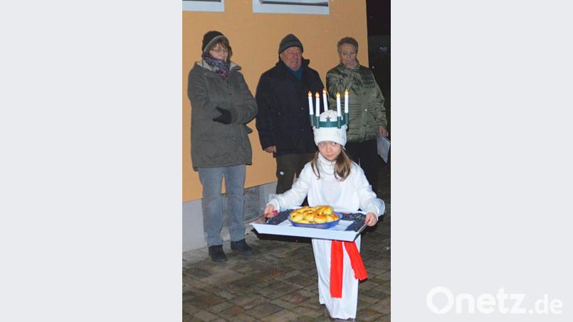 Lucia Kretschmer verwöhnt die vielen Gäste mit echten Lussekattern. Bild: fjo