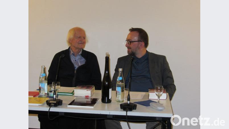 In familiär-geselliger Atmosphäre übergab Herausgeber Jürgen Link (links) das Archiv seiner &quot;kultuRRevolution&quot; an den wissenschaftlichen Leiter des Literaturarchivs Sulzbach-Rosenberg, Michael Peter Hehl. Bild: aks
