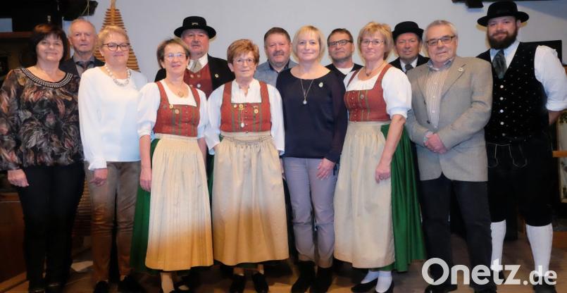 Vorsitzende Elisabeth Wilhelm (Vierte von rechts) und Stellvertreterin Gerlinde Ott (Vierte von links) zeichneten die Jubilare mit Urkunden aus. Max Irlbacher (Fünfter von links) unterstützt bereits seit 50 und Elisabeth Gottsauner (Sechste von links) seit 60 Jahren den Verein aktiv. Bild: ohr