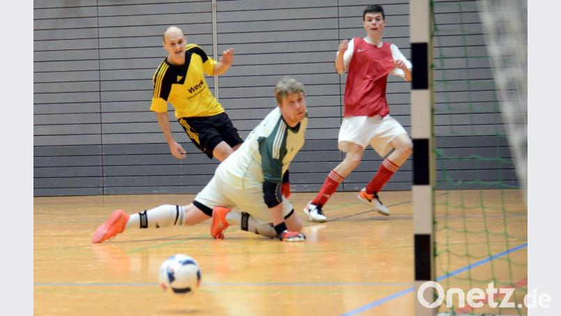 Die Sportfreunde Kondrau haben sich für die Endrunde der Futsal-Kreismeisterschaft qualifiziert, der SV Steinmühle ist dagegen in der Zwischenrunde ausgeschieden. Das Bild zeigt eine Szene vom direkten Duell, das Kondrau (rechts Tobias Marti) gegen Steinmühle (Michael Mark und Torwart Daniel Gold) mit 2:1 gewann. Bild: heh