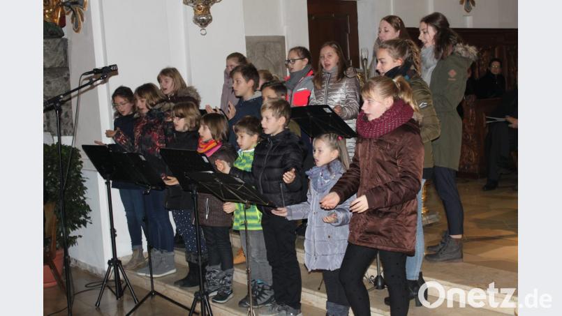 Erfrischende weihnachtliche Kinderlieder sind vom Kinderchor "Regenbogen unter der Leitung von Waltraud Näger und Elisabeth König zu hören. Bild: prh