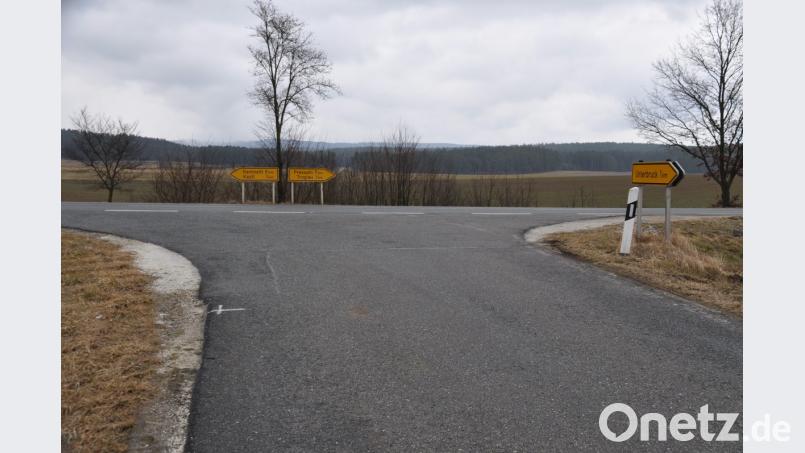 Bei der Einmündung von der Staatsstraße 2665 in die Gemeindeverbindungsstraße nach Unterbruck gehen die Kastler auf Kollisionskurs mit dem Staatlichen Bauamt Amberg-Sulzbach. Sie halten an einer Linksabbiegespur fest und lehnen die Vorschläge der Behörde ab. Bild: ak