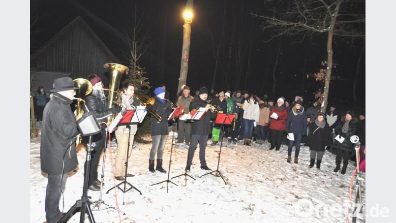 Fünf Bläser unter Leitung von Paul Braun (links) leiten mit der &quot;Weihnachtsfanfare&quot; am Sonntag die traditionelle Waldweihnach des OWV ein. Bild: es