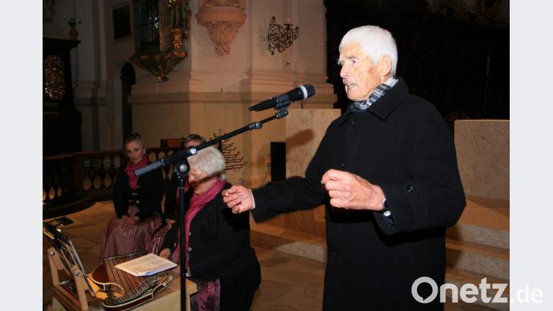 Die Tradition, die „Heilige Nacht“ auswendig vorzutragen, hat der Waldsassener von seinem Vater übernommen, erzählt Willi Pröls zu Beginn der adventlichen Veranstaltung in der Stiftsbasilika. Bild: wro