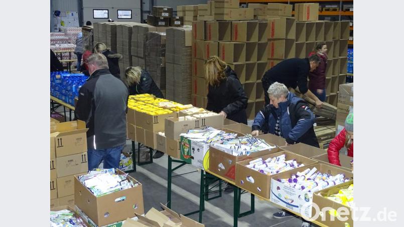 Auch das sind, wenn man so will, Sternstunden: Über 60 ehrenamtliche Helfer aus der ganzen Oberpfalz rücken an und schlichten vornehmlich Grundnahrungsmittel in Pappschachteln, die zum Weihnachtsfest bei armen Kindern und kranken Menschen in Osteuropa sehnlichst erwartet werden. Bild: Houschka