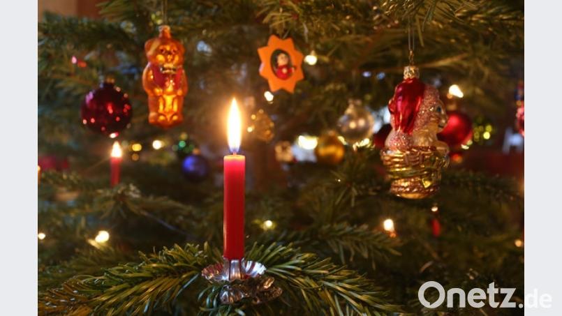 Für Traditionalisten unverzichtbar: Ein Weihnachtsbaum mit echten Kerzen. Bild: Foto: Karl-Josef Hildenbrand / dpa