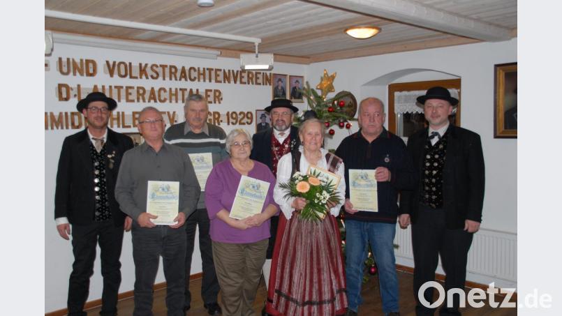 Die geehrten Mitglieder mit ( links) Zweitem Vorsitzenden Markus Mehringer, Gauvorstand Peter Kurzwart (Mitte) und Vorsitzendem Gerald Stauber (rechts). Bild: pop