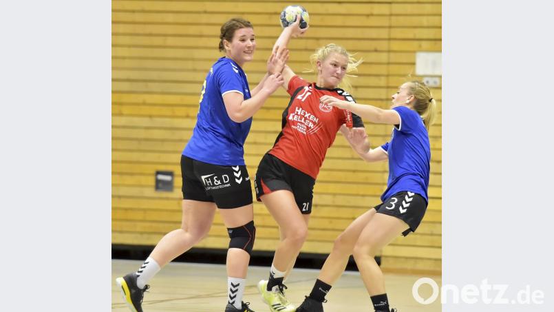 Die Sulzbacherin Christina Plößl (Mitte) setzt sich am Gästekreis gegen die Nürnbergerinnen Franziska Berthold (links) und Esra Patterson-Aykent durch und erzielt kurz vor der Halbzeitpause einen Treffer. Bild: Hubert Ziegler